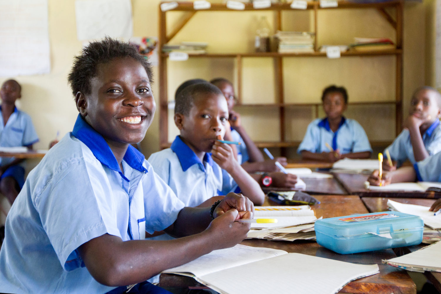 Schüler einer Schule in Afrika freuen sich über neue Unterichtssachen