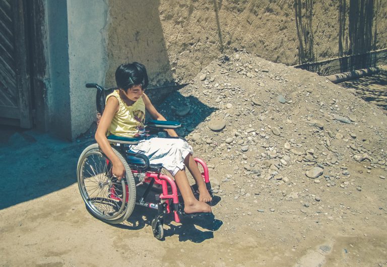 Mädchen in Zentralasien in einem Rollstuhl, Rollstühle geben neue Hoffnung