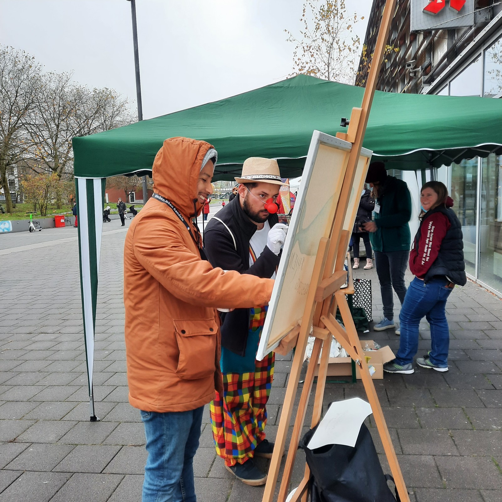 kreativer Einsatz vor einem Einkaufszentrum in Wilhelmsburg