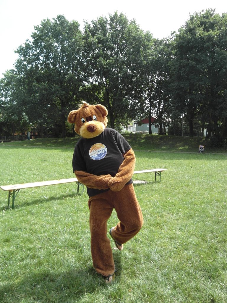 Inselbär lehnt sich an Bank