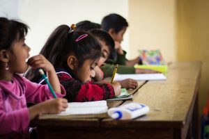 Kinder in Guatemala beim Hausaufgaben machen. Durch Bildung haben sie die Aussicht auf eine bessere Zukunft