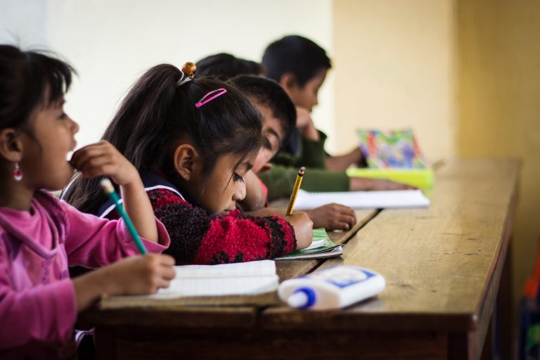 Kinder in Guatemala beim Hausaufgaben machen. Durch Bildung haben sie die Aussicht auf eine bessere Zukunft