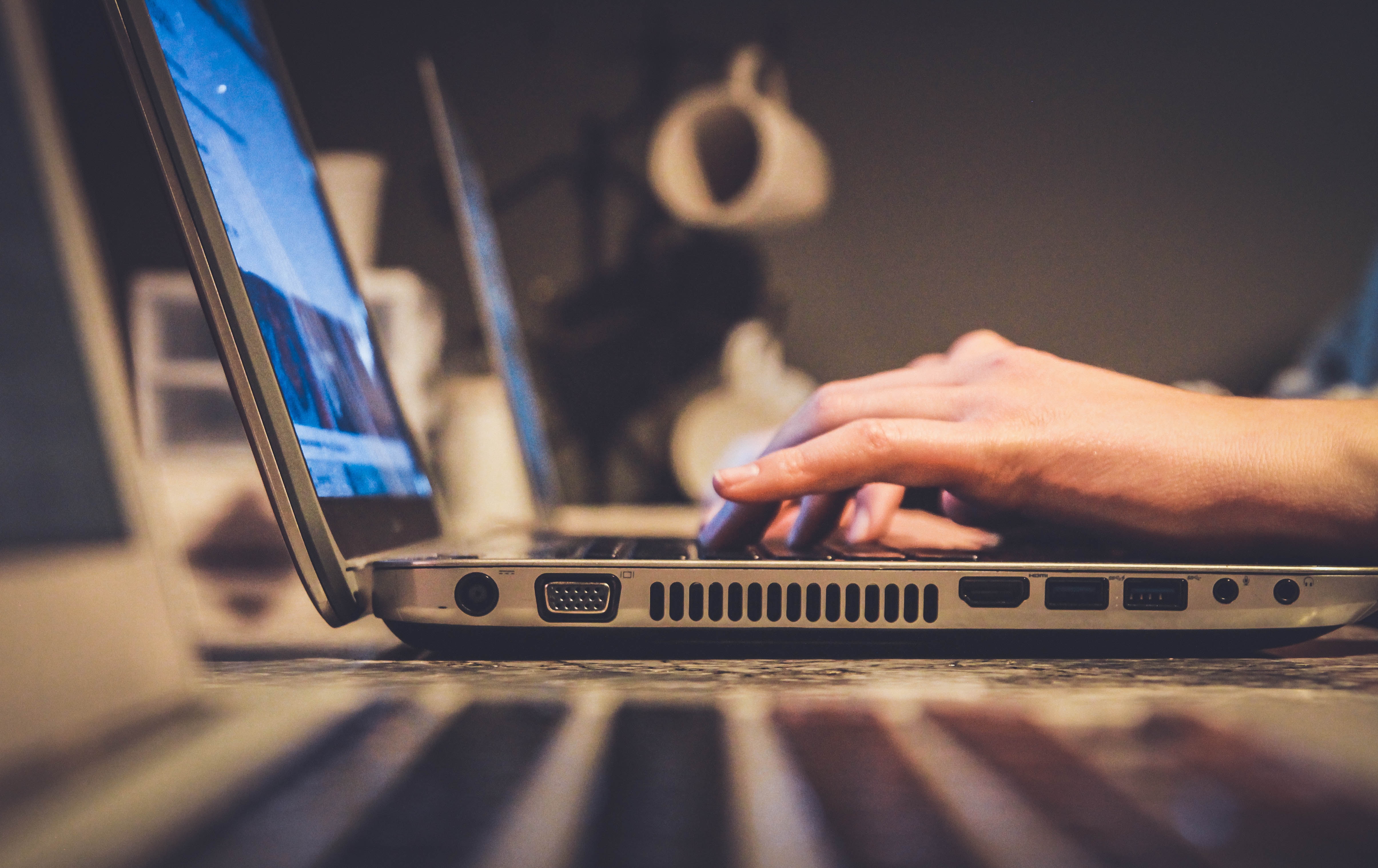 Hand einer Person auf der Laptoptastatur bei der Teilnahme an einem Webinar (Symbolbild)