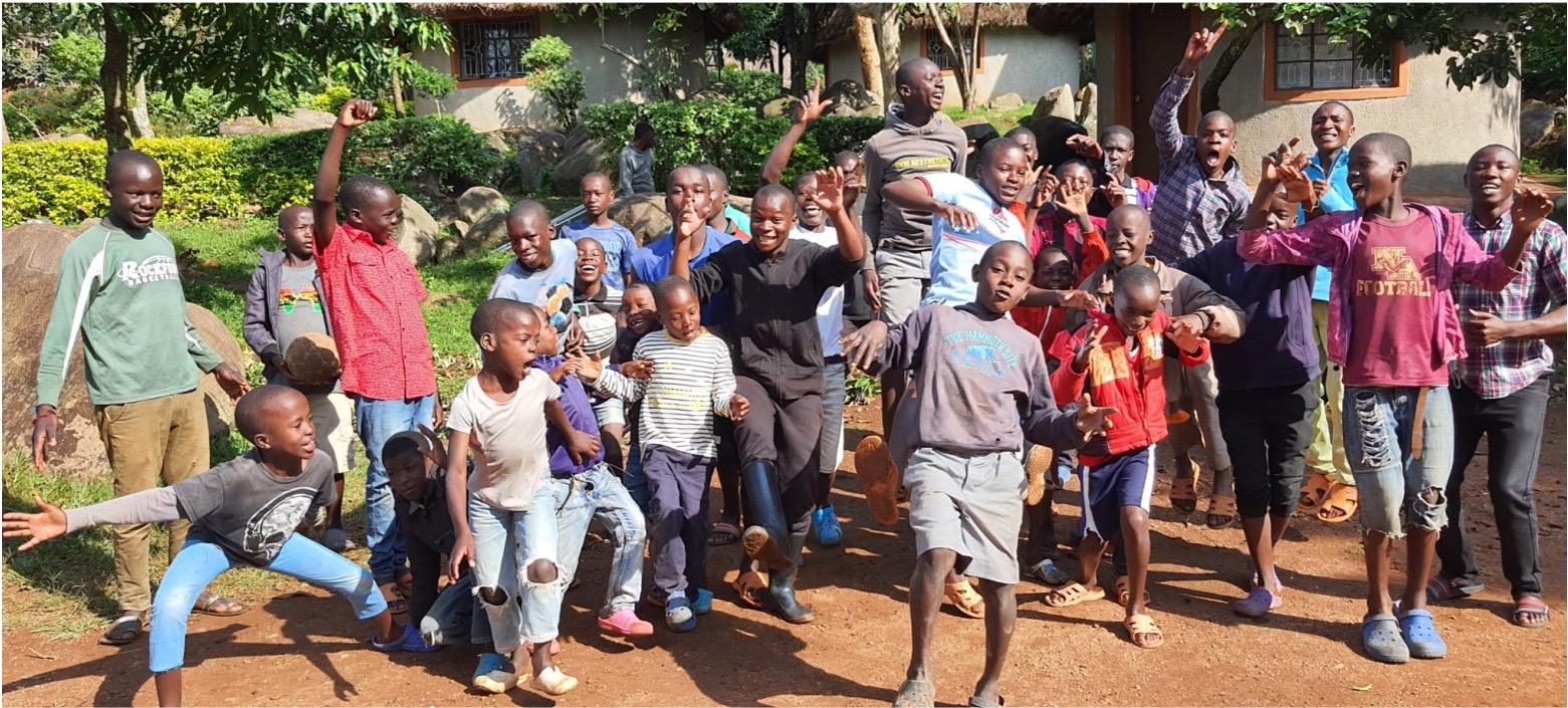 Gruppe von Schulkindern in Kenia, die ein Zuhause gefunden haben