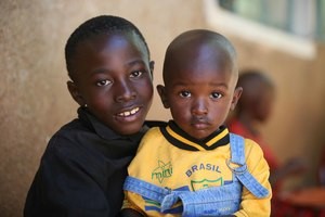 Shangilia Children’s Home bietet für diese zwei Jungs ein Zuhause und gute Schulbildung