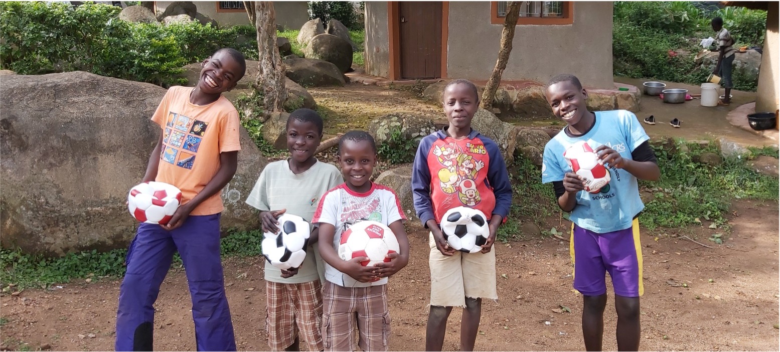 Schulkinder in Kenia mit Fußbällen erhalten ein Zuhause und gute Schulbildung